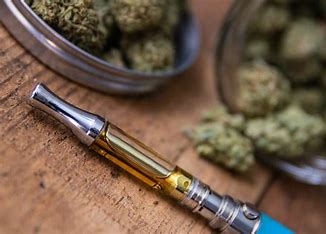 Live resin vape with cannabis bud
